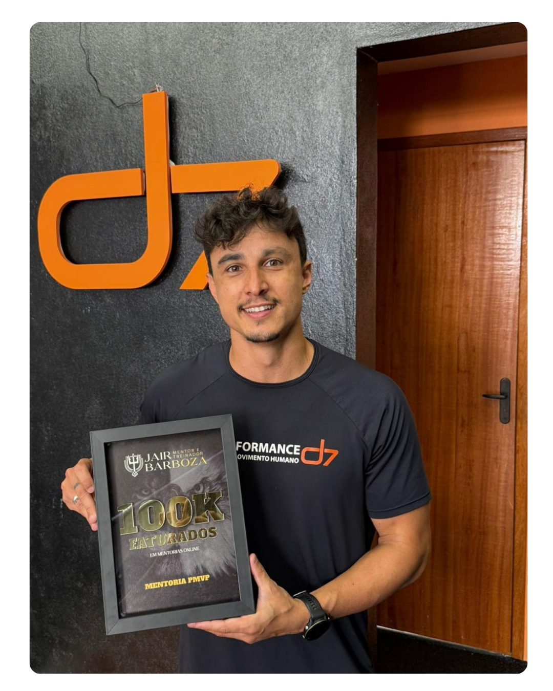Aluno da Mentoria PMVP com placa de 100K faturados